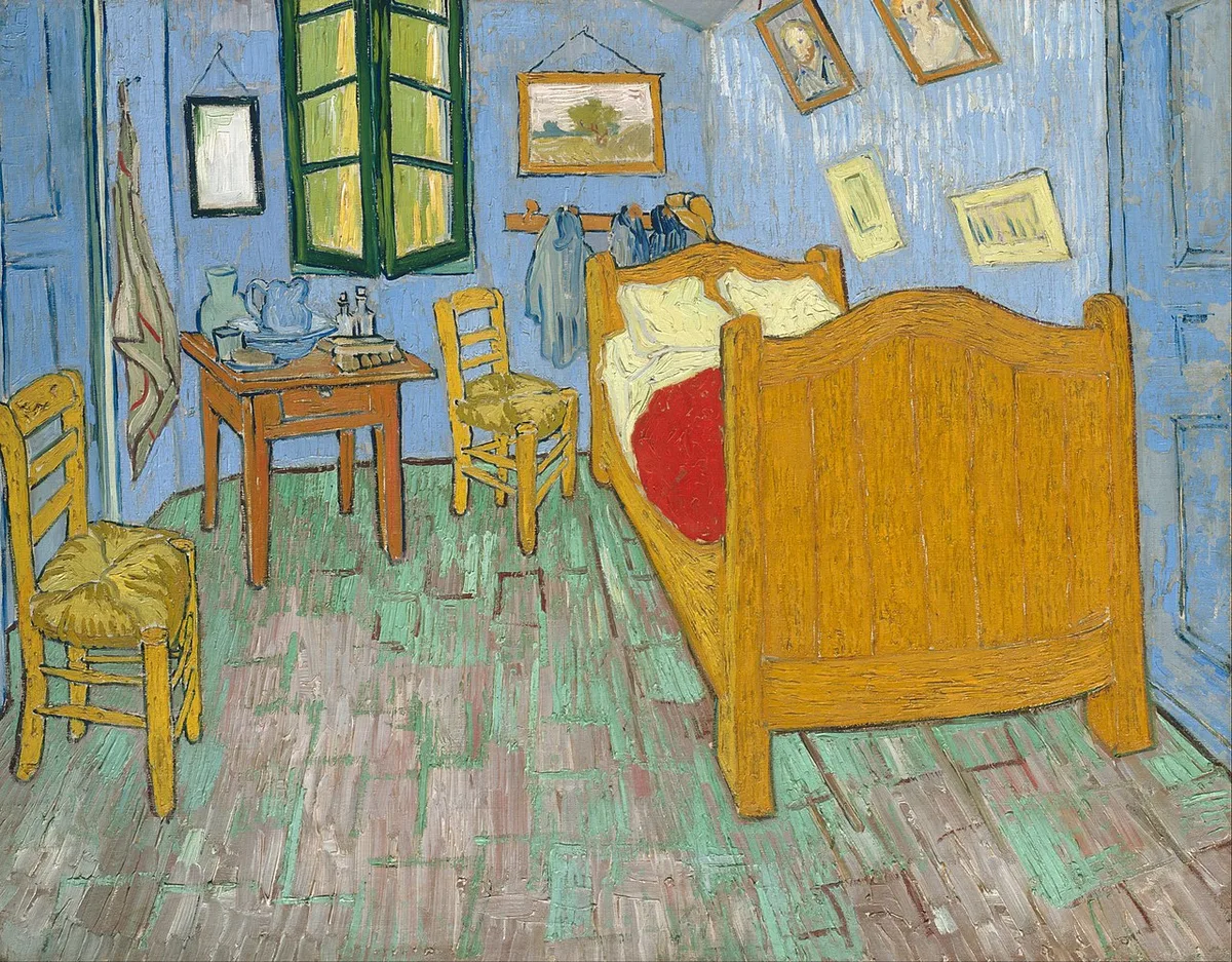 La chambre de Van Gogh à Arles : un lit de bois, deux chaises de paille et des murs bleu pâle.